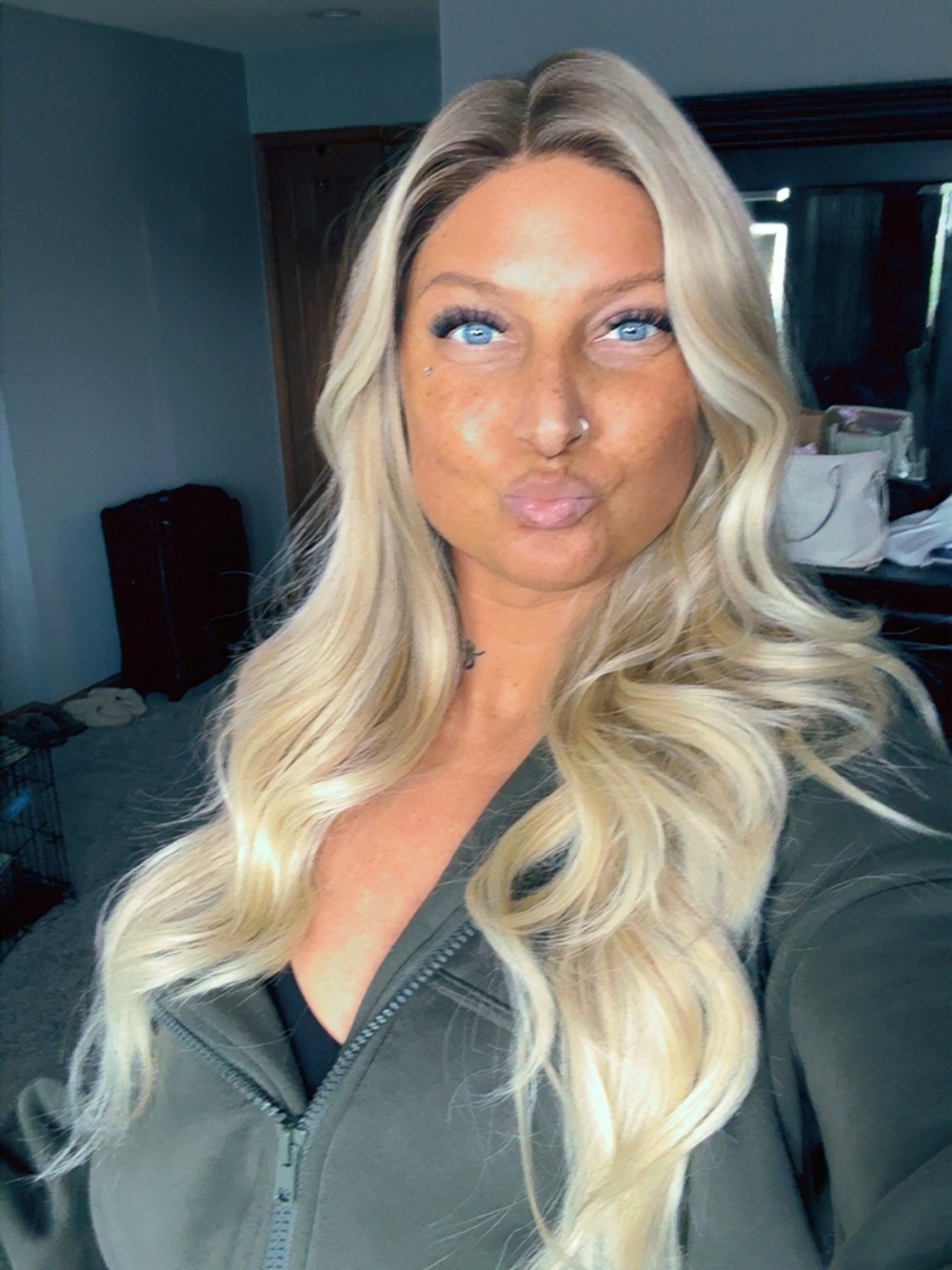 Brett (high rise blonde) T-part lace front wig - Picture 2 of 3